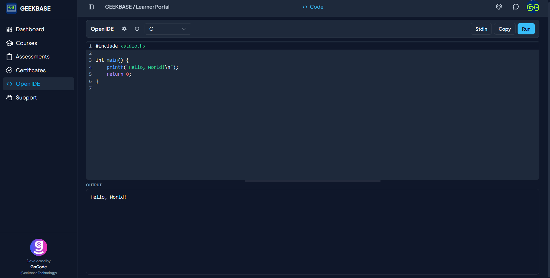 GoCode online IDE compiling C code with live Hello, World output